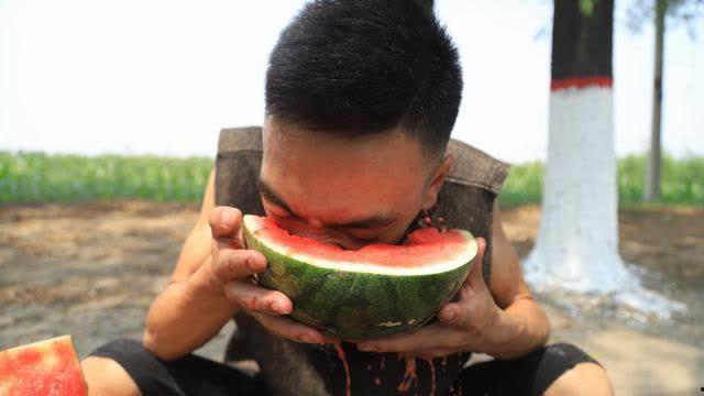 两男吃瓜,揭秘娱乐圈幕后真相