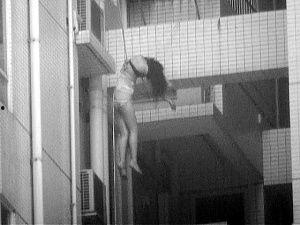 吃瓜女子被扔下楼