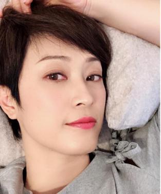 妆娘接妆吃瓜,吃瓜群众围观揭秘幕后趣事